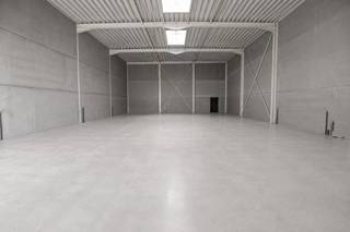 <br /><strong>Gelegen in het nieuwe KMO Park Decomey – Aalterpoort, rechtover BMW De Mey,</strong><br /><strong>Nieuwe bedrijfsunit met een bruto-oppervlakte van 327m² geschikt als atelier- of opslagruimte.</strong><br /><br />Uitstekende bereikbaarheid met directe aansluiting op de N44 richting Aalter E40 en de E34 Antwerpen-Knokke.<br />Deze unit is uitgerust met diverse extra’s.<br />Specificaties :<br />lengte 23,40m x breedte ca.14m<br />vrije hoogte ca. 6m50<br />vloer polibeton<br />lichtkoepels<br />sectionale poort<br />afzonderlijke toegangsdeur<br />meerdere extra stopcontacten verdeeld over de loods<br />drijfkracht voorzien<br />sanitair: toilet wordt voorzien door de verhuurder<br />parkeermogelijkheid – 3 plaatsen vóór de unit<br /> <br />Financieel :<br />huurprijs per maand + 21% BTW, jaarlijks te indexeren<br />onroerende voorheffing ten laste van de huurder<br />gemeenschappelijke kosten site ten laste van de huurder<br />huurwaarborg 3 maanden huur<br />éénmalige kosten ten laste van de huurder :<br />- registratie huurcontract FOD Fin.<br />- 50% van de kosten plaatsbeschrijving<br /> <br />Beschikbaarheid : onmiddellijk beschikbaar<br />