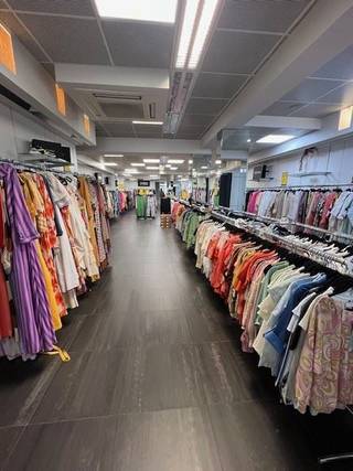Investeringseigendom (handelswoning)OF VOOR EIGEN GEBRUIK gelegen in het centrum van Mortsel (nu Outlet Store), nabij tal van gekende retailers...