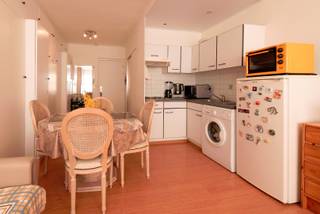 Gezellige studio gelegen op de derde verdieping in de residentie Angola. Zeer lage algemene onkosten, rustige residentie. Lichtrijke woonkamer met open keuken. Wasmachine voorzien! Badkamer met bad, wastafel en lavabo! Degelijke investering!