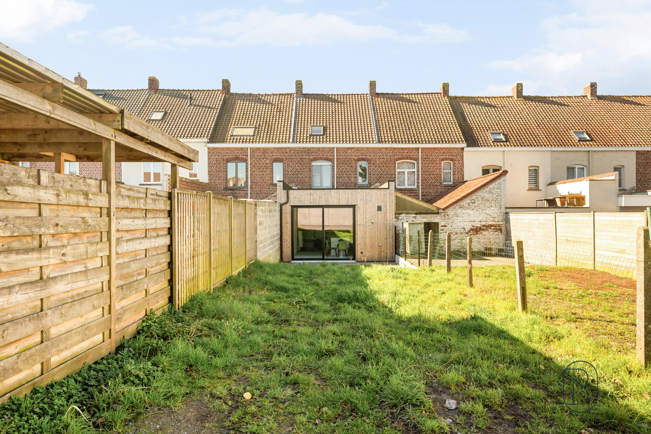 Kwalitatief gerenoveerde woning met 3 SLK en leuke tuin! - foto 3