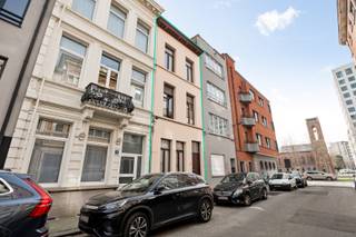 Charmante burgerwoning/opbrengsteigendom met 3 slaapkamers, twee badkamers en terras te Antwerpen!Deze woning is momenteel ingedeeld in twee...