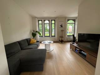 <p><span> </span>2 slp appartement met parking en terras</p><p>Dit duplex-appartement heeft een bewoonbare oppervlakte van 85 m² en ligt op wandelafstand van het stadscentrum Aalst, bushaltes en winkels.</p><p>Het appartement bestaat uit een ruime woonkamer, een eetkamer met een open keuken die is uitgerust met een oven, vaatwasser en koelkast, twee slaapkamers, een badkamer, een handige wasplaats en extra berging. Alsook nog een leuk dakterras.</p><p>Dit pareltje is uitgerust met alle hedendaagse technieken.</p><p>Is beschikbaar vanaf 01/12/2026.</p><p>Voor meer informatie neem contact op via info@derick.be</p>