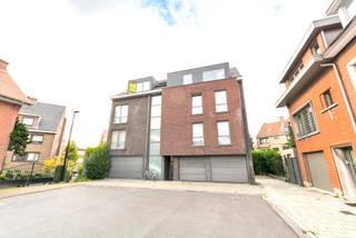 VALIMMAS verhuurt deze welgelegen en instapklare flat met een parkeerplaats in de dubbele garage en kelder. Gelegen op de derde verdieping in een recent en eigentijds gebouw bij het centrum, op wandelafstand van het park, de Markt, winkels, bushaltes, ...
Deze flat omvat een living met een open ingerichte keuken en een slaaphoek, een badkamer met douche, en een berging/wasplaats.
Alles in zeer goede staat van onderhoud en uitgerust met alle hedendaags comfort. Individuele tellers en CV aardgas. Lift en videofoon aanwezig.
Rustig gelegen in een doodlopende straat. Makkelijke verbindingen naar Brussel, Ring 0, E40, A12, ...
+++++++++++
Bezoekmoment inplannen? Dat kan eenvoudig via onze website www.valimmas.be. Klik vervolgens op de blauwe knop "BEZOEK DIT PAND" bij het pand van je keuze. Let op: afspraken maken kan enkel nog online.
+++++++++++