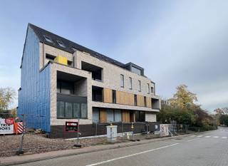 <p>Dit nieuwe pareltje is gelegen in het centrum van Lubbeek op wandelafstand van alle faciliteiten (school, winkels, dokters, apothekers,...)!<br />Het project bestaat uit 5 handelsruimtes en 8 appartementen waarvan 2 schitterende dakappartementen, 3 zeer appartementen op de eerste verdieping (terras voor en achteraan) en 2 appartementen op de tweede verdieping!<br />Deze handelsruimte is 90m², ligt aan de achterzijde van het gebouw (geen etalge - veel privacy) en is volledig afgewerkt.<br />De prijs is inclusief staanplaats berging en fietsenhaak, excl. kosten.<br /><br />Interesse? Neem dan vandaag nog contact op met Immodrome: steven@immodrome.be of 016/234723<br /><br /></p>