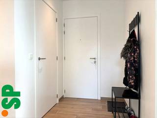 Het appartement heeft de volgende indeling: Men komt binnen via de inkomhal met het apart toilet. Van hieruit is er aansluiting naar de ruime...