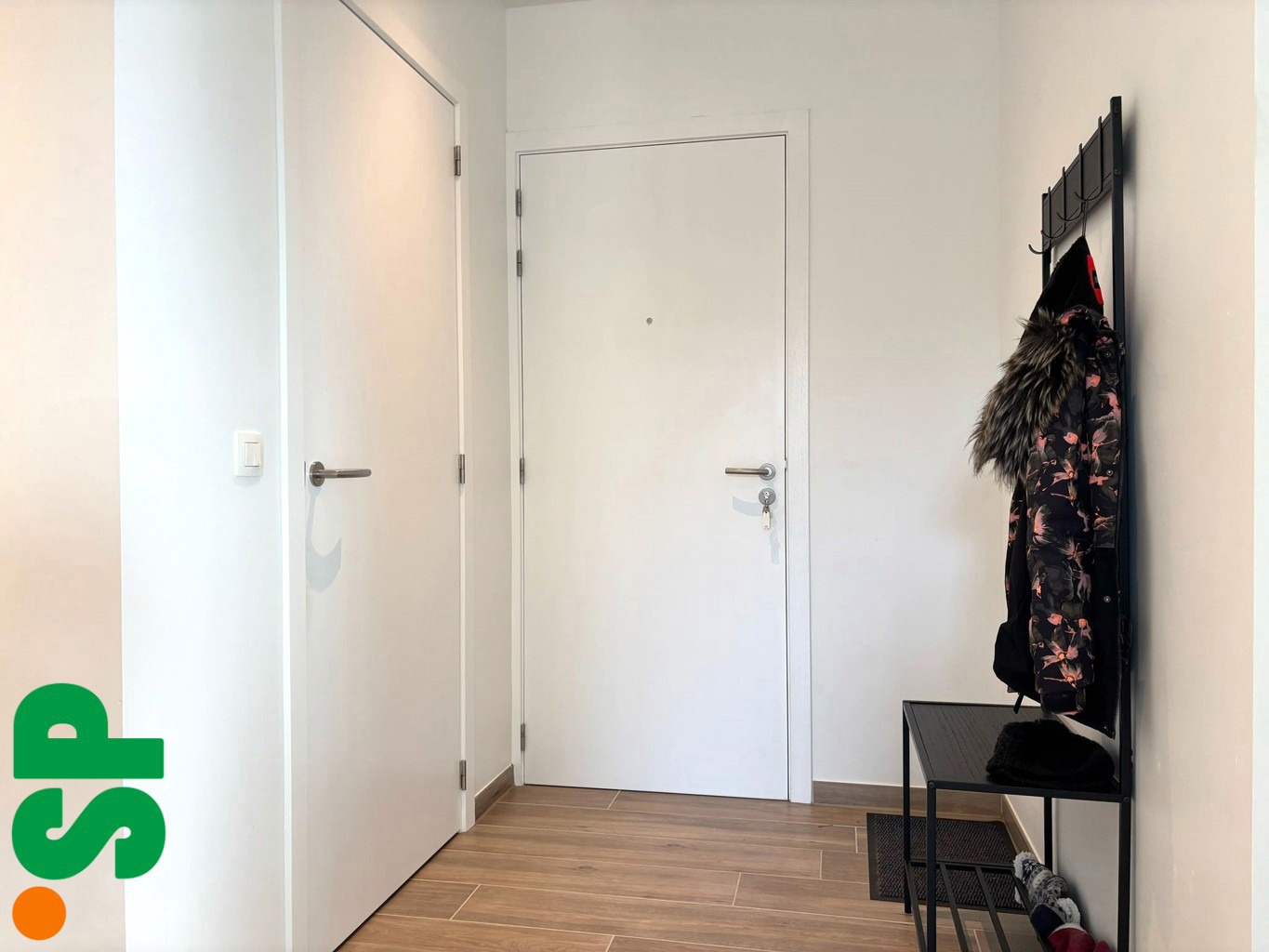 Gelijkvloers appartement met 2 slaapkamers, ruime tuin en autostaanplaats. - foto 2
