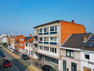 <p><span>Ce bien offre trois chambres à coucher de belle dimension et de nombreuses possibilités grâce à sa superficie exceptionnelle et à son agencement pratique. Situé dans un quartier central, à distance de marche des commerces, des écoles et des transports en commun, il bénéficie d'une excellente accessibilité et de toutes les commodités à proximité.</span></p>
<p><span>L'appartement dispose d'un certificat PEB de classe </span><strong><span>E</span></strong><span>, impliquant une obligation de rénovation. Cette caractéristique représente une belle opportunité pour les acquéreurs souhaitant rénover le bien selon leurs goûts ou réaliser un investissement à fort potentiel.</span></p>
<p><span>Des photos et du matériel visuel complémentaires sont disponibles sur demande via </span><strong><span>info@brocor.be</span></strong><span>.</span></p>
<p><span>Intéressé(e) ? N'hésitez pas à nous contacter pour obtenir davantage d'informations ou organiser une visite.</span></p>