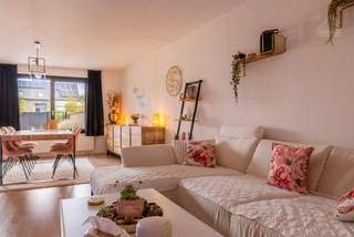 Dit verzorgde gelijkvloerse appartement is zeer centraal gelegen nabij de Markt van Meerhout, op wandelafstand van winkels, horeca, openbaar vervoer en andere dagelijkse voorzieningen.<br /><br />Het appartement beschikt over een aparte inkom, waardoor u geniet van de nodige privacy. Vanuit de inkomhal bereikt u de verschillende vertrekken en de ruime leefruimte met open keuken.<br /><br />De leefruimte, opgedeeld in een eet- en zithoek, vormt samen met de keuken een gezellige en open woonomgeving. De volledig geïnstalleerde keuken werd in 2025 vernieuwd en is voorzien van hedendaagse toestellen en voldoende kastruimte.<br /><br />Verder beschikt het appartement over drie slaapkamers. Eén van de slaapkamers biedt bovendien voldoende ruimte om een afzonderlijke dressing te voorzien.<br /><br />De badkamer is uitgerust met een ligbad/douche en een dubbele wastafel. Daarnaast beschikt het appartement over een apart gastentoilet.<br /><br />Een belangrijke troef is het ruime terras aan de achterzijde, waar u in alle privacy kunt genieten. Via het terras heeft u rechtstreeks toegang tot de achterliggende autostaanplaats.<br /><br />Daarnaast is er een gemeenschappelijke fietsenberging aanwezig.<br /><br />Ook op energetisch vlak zit het goed: de verwarming op aardgas werd vernieuwd in 2024, het appartement beschikt over een EPC-label B.<br /><br />Troeven op een rij:
<ul>
<li><span>Zeer centrale ligging</span></li>
<li><span>Gelijkvloers appartement met aparte inkom en 3 slaapkamers</span></li>
<li><span>Recent vernieuwde keuken, vloeren en verwarmingsketel</span></li>
<li><span>Zeer ruim terras met directe toegang tot de autoplaats</span></li>
<li><span>EPC-label B</span></li>
<li><span>Elektriciteit conform</span></li>
</ul>
<br />Interesse? We nemen graag de tijd om je deze woning ter plaatse te laten ontdekken.<br />📞 014 84 83 69<br />✉️ info@sublimmo.be<br />