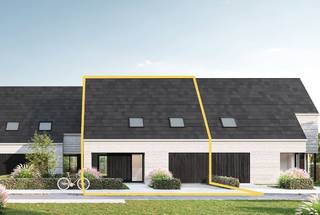 Deze hedendaagse nieuwbouwwoning met zadeldak op lot 72 beschikt over 4 slaapkamers, een vaste trap naar een extra zolderkamer en een inpandige garage.<br /><br />Geniet van een lichtrijke leefruimte door de grote raampartijen en geïnstalleerde open keuken en aansluitende berging. Daarnaast heeft de badkamer een dubbele wastafel, een douche én bad. De woning met vloerverwarming is aangesloten op een warmtenet en ligt in een innovatief en futureproof woonproject met gemeenschappelijke pleinen, groenzones en waterpartijen.<br /><br />Er is ook een e-mobipunt met een elektrische deelauto en pakjesdienst. Het woonproject ligt binnen de ring van Roeselare, op het grondgebied van Hooglede. Er is een vlotte verbinding met de ring rond Roeselare en het centrum van Roeselare. De uiterst vlotte N-Z / O-W-fietsverbinding draagt bij tot een fietsvriendelijke woonbuurt. Op 6 minuten fietsen bereik je het mammoetcentrum van Roeselare.<br /><br />Deze prijs is exclusief kosten en btw, bekijk de ALL-IN prijs voor een volledig afgewerkte en instapklare woning, inclusief alle kosten op onze website. <strong>www.dumobil.be/nl/woonprojecten/projecten/hooglede-nieuwbouwwoningen</strong>. Vraag vrijblijvend info via onze bouwadviseur: Sam Borrey: <strong>sam@dumobil.be | 0483 210 133</strong>.