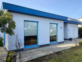 In een uiterst rustige en residentiële buurt bevindt zich deze te renoveren gelijkvloerse woning, omringd door groen en genietend van volledige privacy.<br /><br />De woning is degelijk en traditioneel gebouwd en beschikt over een comfortabele, functionele indeling. Dankzij de vele raampartijen baadt het interieur in natuurlijk licht en is er een mooie connectie met de tuin rondom — wat zorgt voor een bijzonder aangename woonbeleving.<br /><br />De ruime inkomhal biedt toegang tot zowel het leef- als slaapgedeelte. De woonkamer is sfeervol ingedeeld met een gezellige zithoek en eetruimte, gescheiden door een centrale open haard die extra warmte en karakter toevoegt. Aansluitend bevindt zich een ruime veranda en een open, hedendaagse keuken met bijkomende eethoek. De keuken is uitgerust met een keramische kookplaat, telescopische dampkap, dubbele spoelbak, oven en koelkast.<br /><br />Via de nachthal bereikt u drie volwaardige slaapkamers en een ingerichte badkamer voorzien van bad, lavabo en toilet.<br /><br />Buiten geniet u van een volledig afgesloten tuin met een ruim terras en praktische tuinberging. De oprit biedt plaats aan meerdere wagens en de wasruimte is geïntegreerd in de inpandige garage.<br /><br />Extra troeven:<br /><br />- Centrale verwarming op aardgas (ketel vernieuwd in 2020)<br />- Aangesloten op stadswater<br />- Waterverzachter<br />- Houten ramen met dubbele beglazing (rolluiken in de slaapkamers)<br />- Warmtepomp in de leefruimte<br />- Open haard<br />- Traditionele bouw (geen houtskelet)<br /><br />Een bijzonder toegankelijke woning met een stevige constructie en tal van mogelijkheden voor renovatie of modernisering naar eigen smaak.<br /><br />De gepubliceerde prijs is een vanafprijs.<br /><br />Ontdek het potentieel tijdens onze bezoekdag op zaterdag 14 maart 2026.<br />Schrijf u tijdig in via onze website.