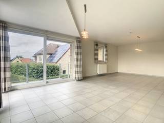 Ruim en lichtrijk appartement met 2 slaapkamers, hoekterras en mogelijkheid tot aankoop van een garagebox in het centrum van Veurne.<br />Dit ruime appartement te koop in Veurne is gelegen op de eerste verdieping van Residentie Kalomme, Calonnegracht 3. Dankzij de rustige maar centrale ligging woont u hier op korte afstand van de vaart, de Zonnebloem en de Markt van Veurne. Een ideale combinatie van rust, comfort en bereikbaarheid. Het appartement is momenteel verhuurd op jaarbasis, waardoor dit pand ook interessant is als vastgoedinvestering. Mogelijkheid tot bij aankopen van een garagebox in het gebouw.<br /><br />Indeling:<br />- Inkomhal<br />- Ruime lichtrijke woonkamer<br />- Open keuken met oven, microgolf, vaatwas, koelkast en keramische kookplaat<br />- Apart toilet<br />- Slaapkamer 1<br />- Slaapkamer 2<br />- Badkamer met lavabo en ligbad/douche<br />- Berging met aansluiting wasmachine<br />- Ruim hoekterras (12 m²)<br /><br />Troeven:<br />- Rustige en centrale ligging<br />- Centrale verwarming op aardgas<br />- Mogelijkheid garage<br /><br />Bent u op zoek naar een ruim appartement met twee slaapkamers in Veurne, centraal gelegen en toch rustig gelegen? Of zoekt u een interessante vastgoedinvestering in Veurne? Dan is dit appartement in Residentie Kalonne zeker een bezoek waard.<br /><br />Bestuursmaatregelen in het maatregelenregister: nee