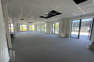 Kwalitatief en lichtrijk <strong>kantoor</strong> van 519 m² met 147 m² <strong>opslagruimte</strong> te huur op een uitstekende locatie nabij de R0 in Wemmel. Deze instapklare kantoorruimte bestaat uit 187 m² op het gelijkvloers en 332 m² op de eerste verdieping, en werd recent gerenoveerd met oog voor comfort en duurzaamheid. Dankzij de nabijheid van de R0 en de E40 is het kantoor vlot bereikbaar, wat het ideaal maakt voor bedrijven die belang hechten aan bereikbaarheid voor zowel medewerkers als klanten.<br /><br />Het gebouw waarvan dit kantoor deel uitmaakt biedt in totaal 1.600 m² aan kantoorruimte en 900 m² magazijnruimte, met maar liefst<strong> 36 parkeerplaatsen </strong>en 16 laadpunten voor elektrische voertuigen. Duurzaamheid staat centraal in dit project: er worden geen fossiele brandstoffen gebruikt, het gebouw is uitgerust met slimme LED-verlichting, een warmtepomp/VRF-systeem en een ventilatiesysteem met warmteterugwinning. Bovendien zorgen thermische isolatie en zonwerende beglazing voor een aangenaam binnenklimaat, terwijl meer dan 350 zonnepanelen op het dak bijdragen aan een aanzienlijke energiebesparing.<br /><br />Het resultaat is een primaire energiebesparing van 65% en een CO₂-reductie van 80%, wat dit gebouw niet alleen toekomstgericht, maar ook aantrekkelijk maakt voor bedrijven met een duurzaamheidsvisie. Met een BREEAM-score van 60% voldoet het gebouw aan de criteria voor een “Good” certificaat. Dit gerenoveerde kantoor biedt een groene, aangename en inspirerende werkomgeving waar medewerkers zich elke dag thuis voelen.<br /><br />Voor bijkomende inlichtingen, plannen of een plaatsbezoek kan u contact opnemen met<strong> PANORAMA B2B</strong> op het nummer <strong>0477 09 00 09</strong>.