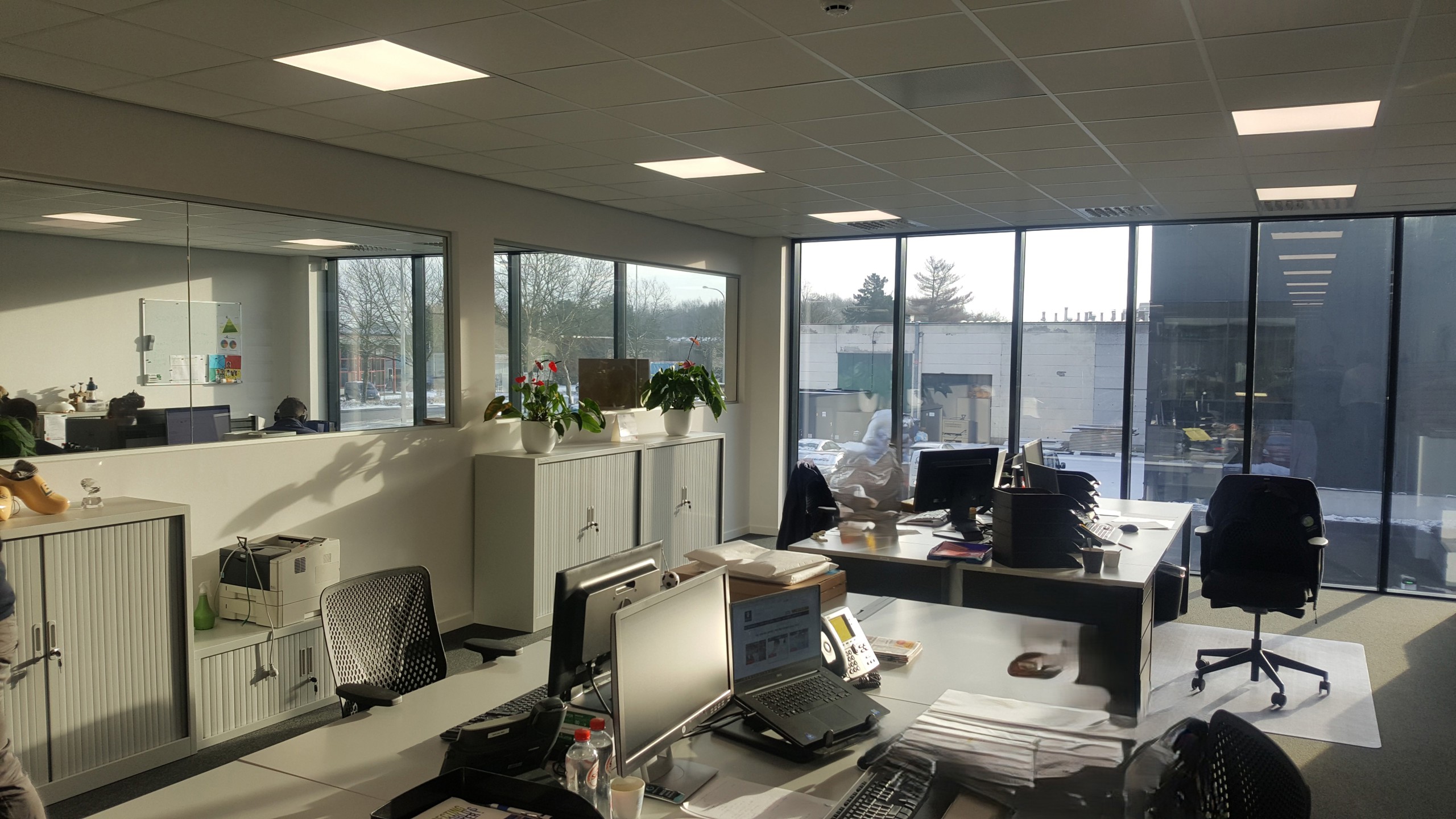 Bedrijfsgebouw met magazijnen 2.384m² en kantoren ca.766m² - foto 5