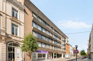 <p>RUIM & INSTAPKLAAR APPARTEMENT VAN 100 M² MET PRIVATIEVE PARKING EN KELDER</p><p>Ontdek dit prachtige en instapklare appartement van maar liefst 100 m², gelegen op de vijfde verdieping op een uiterst centrale locatie, midden in de winkelstraten van Ronse.</p><p>Het appartement biedt een aangenaam gevoel van ruimte en comfort en omvat een inkomhal, een ruime en lichtrijke leef- en eetruimte, een volledig ingerichte keuken, praktische berging, nachthal, 2 ruime slaapkamers, badkamer met ligbad en dubbel lavabomeubel, apart toilet en een grote wasruimte.</p><p>Een belangrijke extra troef is de privatieve parkeerplaats, samen met een private kelderberging.</p><p>Dankzij de centrale ligging bevinden winkels, horeca, openbaar vervoer en alle dagelijkse voorzieningen zich op wandelafstand.</p><p>Het appartement is momenteel verhuurd en biedt een aantrekkelijk rendement, waardoor het eveneens bijzonder interessant is als investering.</p><p>✨ Ruim, comfortabel, instapklaar én centraal gelegen: een bezoek is absoluut de moeite waard!</p>