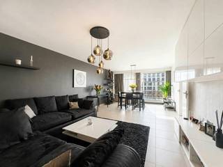 Ruim, licht en meteen bewoonbaar: dit appartement op de vijfde verdieping combineert het comfort van een grondige renovatie met de rust van een goed onderhouden gebouw uit 1975.<br /><br />Het appartement werd in 2000 nagenoeg volledig gerenoveerd — van indeling tot afwerking. Dat zie én voel je: een functionele keuken met alle comfort, een verzorgde badkamer, een apart toilet en twee volwaardige slaapkamers. De 91 m² is efficiënt ingedeeld, zonder verloren circulatieruimte. Dankzij de renovatie en de goede staat van onderhoud haalt het pand een gunstig EPC-label B (142 kWh/m²) — uitzonderlijk voor een gebouw van deze bouwperiode, en dus lagere energiefacturen vanaf dag één.<br /><br />Buiten wonen op hoogte<br />Het west georiënteerde terras van 9 m² vangt de avondzon: de plek voor een aperitief na het werk of een rustig ontbijt in het weekend. Een aparte berging zorgt voor extra opbergruimte.<br /><br />Alles binnen handbereik<br /><br />Openbaar vervoer op 90 m<br />Sporthal en Plantin en Moretuslei op 200 m<br />Winkels op 300 m<br />Oprit E19 op 600 m<br />Centrum Antwerpen op 3,5 km<br /><br />Je woont in een levendige Antwerpse buurt met cultuur, horeca en winkels om de hoek, en bent tegelijk in enkele minuten op de ring.<br /><br />Een zeldzame combinatie: gerenoveerd, energiezuinig, buitenruimte en topbereikbaarheid — in dit segment een uitzondering.<br /><br />Afspraak via Dewaele.com!<br /><br />De algemene voorwaarden van Dewaele DIY kunt u steeds raadplegen via dewaele.com.<br /><br />Bestuursmaatregelen in het maatregelenregister: nee<br /><br />Deze AI-visualisaties zijn bedoeld als inspiratie. Er werd geen rekening gehouden met technische specificaties, stedenbouwkundige voorschriften of de concrete mogelijkheden tot realisatie.