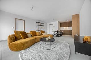 <p><strong>ONTDEK ONZE MODELAPPARTEMENTEN. BEL VOOR EEN AFSPRAAK!<br /><br />Residentie Veertien: Een duurzame woonbeleving in het centrum van Zandhoven. Op dezelfde plek waar vroeger <em>14 billekens</em> de toog versierden, bouwen we vandaag aan een nieuw verhaal.</strong></p>
<p>Aan de flank van de Langestraat, die verscheidene Kempense gemeentes met elkaar verbindt, strijkt Residentie Veertien neer. Deze strategische ligging zorgt ervoor dat bewoners zich makkelijk kunnen verplaatsen naar de stadscentra van Antwerpen en Lier maar ook verschillende dorpskernen zijn nooit ver weg. Wekelijkse inkopen doen, een glaasje drinken onder de gezellige kerktoren van Zandhoven of naar harte shoppen in allerhande winkels: het kan allemaal te voet of met de fiets.<strong> </strong></p>
<p><strong>We streven ernaar een project te ontwikkelen dat een thuis creëert voor eenieder en het hoofd biedt aan de hedendaagse noden.</strong></p>
<p>Residentie Veertien zal bestaan uit 33 appartementen en een handelsruimte en zal gekenmerkt worden door haar vooruitstrevendheid en kwaliteit. De units, verdeeld over twee gebouwen, bestaan uit 1 tot 3 slaapkamers, beschikken allen over een terras en variëren in grootte tussen 71 en 137 m². Ons cliënteel heeft bij de inrichting van de appartementen bovendien nog veel keuzevrijheid waardoor elk appartement uniek wordt en iedereen hier een thuis vindt. Niet enkel individualiteit maar ook samenhorigheid heeft een plek in dit project door de groene binnenplaats die als ontmoetingsplek voor bewoners zal dienen. Ten slotte werd ervoor gekozen te verwarmen aan de hand van geothermie en energie op te wekken via zonnepanelen. Deze combinatie van geavanceerde methodes zorgt ervoor dat het E-peil van elk appartement onder 20 duikt, waardoor U 100% vrijstelling krijgt op de onroerende voorheffing gedurende de eerste 5 jaar. Naast veel aandacht voor het milieu , kan U ook rekenen op een hoogwaardige afwerking dmv ruime budgetten, prima comfort en royale lichtinval.<br /><span>Een staanplaats en berging in de ondergrond dient mee aangekocht te worden.</span></p>
<p>Info en verkoop:</p>
<p>De verkoop geschiedt onder BTW op het constructie-aandeel en registratierechten op het grondaandeel, onder de voorwaarden van de wet Breyne. Voor meer info of een verkennend gesprek, contacteer Karin (0486/97 84 27) of mail (karin@reds.be)!</p>