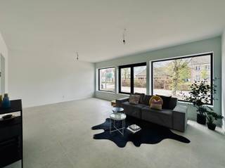 Deze totaal gerenoveerde woning is omgeven door groen. De vrijstaande woning beschikt over een diepe tuin, fijn terras en een praktische oprit.De indeling van dit pand is als volgt: U betreedt de woning langs de linker zijgevel via de ruime inkomhal met gastentoilet. Verder komt u enerzijds terecht in de leefruimte en anderzijds de keuken. De leefruimte biedt een open gevoel en voldoende plaats voor een extra eettafel. De keuken is achteraan de woning gelegen en is voorzien van enorm veel lichtinval, een kookeiland met zitplaatsen en een ruime eettafel, daarnaast is er ook nog een aanpalende bergruimte.Op de nachthal van de eerste verdieping is er toegang tot drie ruime slaapkamers, een ingerichte badkamer met douche en een apart toilet.op de tweede verdieping is er nog een vierde slaapkamer gelegen. Deze verdieping beschikt ook over een badkamer, maar dit keer met ligbad. Verder is er nog een praktische bergruimte.Nog enkele troeven van dit pand: Vloerverwarming, volledig geschilderd, helemaal instapklaar, gebruik gemaakt van hoogwaardige materialen en dat allemaal in het centrum van Tielrode en invalswegen.Interesse? Mail vrijblijvend naar verkoop@bebuild.be en ga met ons ter plaatse.p-score Ag-score A