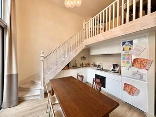 Sfeervol en ruim gelijkvloers appartement met mezzanine aan de Lange Nieuwstraat 42 B002. Dit charmante appartement beschikt over twee...