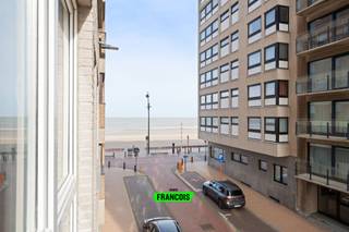 Op een toplocatie in Blankenberge, op de tweede verdieping van de recente residentie ‘Barca A Vela’, bevindt zich dit charmant appartement met zijdelings haven- en zeezicht. Met zijn doordachte indeling, kwalitatieve afwerking en instant vakantiesfeer is dit een unieke kans voor wie op zoek is naar een tweede verblijf, vaste woonplaats of een interessante investering.<br /><br />Bij binnenkomst op de tweede verdieping wordt u verwelkomd in de nachthal, voorzien van een apart gastentoilet en badkamer, voorzien van inloopdouche en enkele wastafel. We genieten van een grote zonnetoevoer dankzij de grote raampartijen die uitkijken op zowel de jachthaven, alsook op de aantrekkelijke zeedijk en het strand. Verder werd deze topper voorzien van een keuken met moderne uitrusting en aanpalende berging voor extra comfort. Als laatste treffen we een grote slaapkamer aan de achterzijde van de residentie. <br /><br />Dit appartement is volledig instapklaar, voorzien van een gunstig EPC en een conforme elektrische keuring, en is bovendien onmiddellijk beschikbaar. Op de gelijkvloerse verdieping kunnen de fietsen gestald worden in de gemeenschappelijke fietsenberging waar plaats voorbehouden wordt voor twee fietsen. <br /><br />Bent u klaar om uw dagen te starten met het geluid van de golven en een uitzicht dat nooit verveelt? Plan vandaag nog uw bezoek en laat u verrassen door dit unieke aanbod!<br /><br />