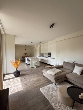 Ruim, lichtrijk en luxueus instapklaar appartement met terras, ondergrondse garage en hoogwaardige technieken op topligging in het hartje van Genk. Door zijn ligging tegen het centrum is dit appartement de perfecte combinatie tussen rust en het stadsleven. Via een privé trap staat u op 2 min. in het centrum. Daarnaast kan u ook gaan wandelen in de groene omgeving van het Molenblook en de Molenvijver.<br /><br />Dit stijlvolle appartement bevindt zich op de eerste verdieping van een modern en kwalitatief gebouw en kan men betreden via een overdekte buitentrap. Bij het binnenkomen in het appartement komt u terecht in een ruime inkomhal die toegang geeft tot een riante en lichtrijke leefruimte met prachtig uitzicht. De living sluit naadloos aan op de open keuken, die volledig afgewerkt is met kwalitatieve toestellen en duurzame materialen.<br />Vanuit de leefruimte heeft u directe toegang tot het overdekt, ruim en zuidelijk georiënteerde terras van 20m2.<br />De badkamer is stijlvol afgewerkt en uitgerust met een moderne inloopdouche. Daarnaast is er een aparte technische ruimte voorzien met aansluitingen voor wasmachine en droogkast.<br />Het appartement beschikt over twee volwaardige slaapkamers die comfortabel en praktisch ingericht zijn. <br />Bij het appartement hoort eveneens een ondergrondse parkeerplaats, 2 standplaatsen voor fietsen en een private berging. Daarnaast is er de optie om in dezelfde kelder nog standplaatsen te huren.<br /><br />Dankzij de combinatie van hoogwaardige afwerking, veel lichtinval en een korte afstand tot het centrum, winkels, scholen en verbindingswegen, vormt dit appartement een aantrekkelijke woonopportuniteit.<br /><br />Troeven:<br />- Geen BTW maar registratierecht<br />- Potentiële huuropbrengst +-1150€/maand<br />- Energiezuinig <br />- Oppervlakte app.: 104,42m2<br />- Hoge plafonds (2,7m)<br />- 2 ruime slaapkamers<br />- Zuidelijk, ruim en overdekt terras: 20,00m2<br />- Private kelderberging<br />- Private parking ondergronds<br />- Afgesloten fietsenstalling<br />- Wandelafstand centrum Genk en toch rustig in het groen