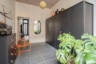 <p><strong>Diest: instapklare stadswoning te koop met tuin, verwarmd zwembad en zonnepanelen</strong></p>

<p>Deze woning is uitstekend gelegen in het centrum van Diest, op wandelafstand van winkels, restaurants, parking en openbaar vervoer. Ook het treinstation en de autostrade zijn vlot bereikbaar, wat zorgt voor een ideale combinatie van mobiliteit en stadsleven.</p>

<p>De woning is instapklaar en energiezuinig met een EPC-label B, zonnepanelen en een asbestveilig attest. Achteraan geniet u van een verrassend groene stadstuin met verwarmd zwembad en overdekt terras – een unieke troef midden in de stad.</p>

<p><strong>Indeling:</strong></p>

<ul><li><strong>Kelder:</strong> bergruimte</li><li><strong>Gelijkvloers:</strong> inkomhal, wasplaats, toilet, fietsenberging, werkplaats/hobbyruimte en koer</li><li><strong>Eerste verdieping:</strong> woonkamer, eetkamer en moderne keuken</li><li><strong>Tweede verdieping:</strong> nachthal, twee slaapkamers en badkamer met ligbad, douche en toilet</li><li><strong>Derde verdieping:</strong> twee extra slaapkamers</li><li><strong>Buiten:</strong> patio, terras, groene stadstuin, verwarmd zwembad en overdekt terras achteraan de tuin</li></ul>

<p><strong>Troeven:</strong></p>

<ul><li>Topligging in centrum Diest</li><li>EPC-label B, zonnepanelen en asbestveilig</li><li>Verwarmd zwembad en groene stadstuin</li><li>Vier slaapkamers en hobbyruimte</li><li>Instapklare woning met veel charme</li></ul>

<p>Op zoek naar een ruime stadswoning met comfort en buitenbeleving? Plan vandaag nog uw bezoek en ontdek deze unieke woning in Diest.<br /><br /><strong>JOUW DROOMWONING. ZO GEVONDEN!</strong></p>