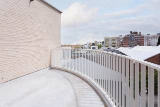 Op de derde verdieping van het stijlvolle nieuwbouwproject 30Noord bevindt zich dit moderne en lichtrijke appartement. Dankzij de uitstekende ligging woont u op slechts enkele minuten van het bruisende Eilandje, Park Spoor Noord en het historische stadscentrum van Antwerpen. Bovendien geniet u van een vlotte bereikbaarheid via het openbaar vervoer en de belangrijkste invalswegen.<br /><br />Het appartement beschikt over een aangename en lichtrijke leefruimte met een open, volledig ingerichte keuken, uitgerust met alle nodige inbouwtoestellen. Aan de achterzijde bevindt zich de ruime slaapkamer met een ensuite badkamer, voorzien van een inloopdouche en een wastafel met opbergmeubel. Vanuit de slaapkamer heeft u rechtstreeks toegang tot het gezellige terras, waar u in alle rust kunt genieten van de buitenlucht.<br /><br />Een ideale woonst voor wie op zoek is naar comfortabel en hedendaags wonen op een centrale locatie.<br /><br />Huurprijs: 950 EUR/maand<br />Provisie kosten: 100 EUR/maand<br />parking: 125 EUR/maand<br />Beschikbaarheid: Onmiddellijk <br />