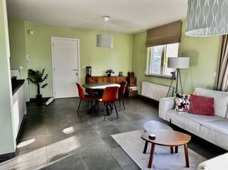 <p><span>TOPPER!</span></p><p><span>In een rustige zijstraat nabij het centrum van Oudenaarde bevindt zich Residentie ‘Castor’.</span></p><p><span>Deze residentie heeft een beperkt aantal entiteiten waar er een huiselijke sfeer heerst. Dit appartement is afgewerkt</span></p><p><span>met duurzame materialen en is gelegen op het 2de verdiep. Buitenshuis gaat u ongetwijfeld mooie momenten beleven op</span></p><p><span>het terras met mooi uitzicht.</span></p><p><span>Volledig instapklaar : geschilderd en voorzien van gordijnen!</span></p><p><span>Het appartement voorziet een inkom met afz.toilet en vestiaire kast, lichtrijke woonkamer met open keuken, berging,</span></p><p><span>nachthall, 2 slaapkamers + dressing en een badkamer. Bovendien beschikt dit appartement over een terras met automatische zonneluifel ,</span></p><p><span>ondergrondse autostaanplaats , fietsstaanplaatsen en een berging. </span></p><p><span>TROEVEN:</span></p><p><span>- Ligging qua zon : Zuid-West</span></p><p><span>- Zeer energiezuinig / lage energiekosten</span></p><p><span>- Vlakbij scholen,winkels, station en centrum</span></p><p><span>- Gratis parkeren in de Koestraat en Pijkenherestraat</span></p><p><span>- Lift aanwezig</span></p><p><span>Interesse?</span></p><p><span>Vraag snel uw bezoek aan via onze website www.immodhondt.be</span></p><p><span><br /> </span></p>