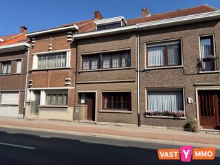 <p><span>Karaktervolle rijwoning met gezellige koer in het hart van Ekeren. </span></p><p><span>Deze charmante rijwoning geniet van een uitstekende ligging in het centrum van Ekeren. Winkels, scholen, openbaar vervoer en belangrijke invalswegen bevinden zich vlakbij, terwijl je op wandelafstand ook kunt genieten van het mooie Veltwijckpark. De woning beschikt over verschillende authentieke elementen, waaronder de terrazzo vloer in de inkomhal, de originele trap, en de plankenvloeren die meteen voor een warme en karaktervolle uitstraling zorgen.</span></p><p><span> </span></p><p><span>Indeling</span></p><p><span>Gelijkvloers</span></p><p><span>Via de authentieke inkomhal komen we in de leefruimte (30 m²), die momenteel is ingericht met een gezellige zit- en eethoek. Aansluitend bevindt zich de open keuken, uitgerust met een gasfornuis, dampkap, oven, microgolfoven, vaatwasser, koelkast met vriesvak en dubbele spoelbak. Vanuit de keuken is er toegang tot de veranda, nieuw gebouwd in 2020. Hier zijn aansluitingen voorzien voor wasmachine en droogkast. Verder bevindt zich hier een apart toilet.</span></p><p><span> </span></p><p><span>Eerste verdieping</span></p><p><span>De trap brengt ons naar de eerste verdieping. Hier vinden we de ruime masterbedroom (19 m²) met een ensuite badkamer. De badkamer is volledig betegeld en voorzien van een ligbad met douchecombinatie, dubbele lavabo en toilet. Verder is er nog een tweede slaapkamer (10 m²). </span></p><p><span> </span></p><p><span>Tweede verdieping</span></p><p><span>De ruime zolderverdieping (23 m²) biedt heel wat mogelijkheden en kan zeker gebruikt worden als extra slaapkamer.</span></p><p><span> </span></p><p><span>Kelder</span></p><p><span>De woning beschikt over een ruime kelder (19 m²) met een hoogte van 1,80 m. Hier bevinden zich de technische installaties en is er voldoende extra bergruimte.</span></p><p><span> </span></p><p><span>Koer</span></p><p><span>Achteraan geniet de woning van een gezellige, volledig ingesloten koer (30 m²). Via de achteringang aan de Alfons Jeurissenstraat is deze bovendien bijzonder praktisch bereikbaar. Ideaal voor het stallen van fietsen, vuilnisbakken of het creëren van een gezellig buitenplekje. </span></p><p><span> </span></p><p><span>Extra: </span></p><p><span>Elektriciteit conform - EPC D, GEEN renovatieplicht - rolluiken </span></p>