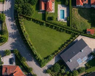 <p>Dit mooi gelegen perceel bouwgrond van 821 m² bevindt zich in een rustige en residentiële villawijk, op fietsafstand van het centrum en het strand. De ligging combineert de rust van een groene omgeving met een vlotte algemene bereikbaarheid.<br /><br />Het perceel is bestemd voor een open bebouwing. Volgens de geldende voorschriften van het RUP is het bebouwingspercentage 30%, de te bouwen villa dient op minimaal 4 meter van de perceelsgrenzen te worden ingeplant.<br /><br />Een interessante opportuniteit voor wie op zoek is naar een ruim bouwperceel om een residentiële villa te realiseren in een aangename, groene omgeving.<br /><br />Voor meer informatie of de volledige bouwvoorschriften kunt u ons contacteren via info@immonano.be of telefonisch via 050 60 60 78. </p>