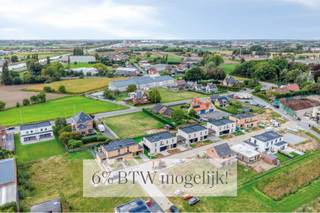 Welkom in deze verkaveling bestaande uit 24 kavels in totaal. Momenteel zijn er nog <strong>4 bouwgronden</strong> beschikbaar: loten 1 en 2 (die samen dienen aangekocht te worden voor een koppelbouwwoning) en loten 13 en 14 (voor open bebouwing). De perceeloppervlakken variëren tussen 477 m² en 847 m² (dit voor de 2 aanpalende percelen). De kavels bevinden zich in een rustige, aangename buurt met een uitstekende bereikbaarheid dankzij de nabijheid van enkele belangrijke invalswegen. Loten 13 en 14 zijn bestemd voor villabouw en worden aangeboden zonder bouwverplichting. Wie kiest om samen te werken met de bouwheer, kan – onder voorbehoud – nog genieten van het verlaagde btw-tarief van 6%. EXTRA: Gelegen in woonuitbreidingsgebied | 2 van de 4 loten zijn zuid gericht | Geen bouwverplichting | Mogelijkheid tot bouwen à 6% BTW, mits bouwen met specifieke, gerenommeerde bouwheer. Voor meer informatie en plannen, surf naar www.bordes.be