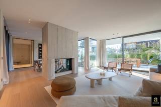 <span>Prachtige nieuwbouwvilla rustig gelegen in tweede lijn aan de Magere Schorre, nabij de Royal Zoute Golf. Indeling van de villa: ruime inkomhal met vestiaire en gastentoilet. Prachtige en lichtrijke leefruimte bestaande uit woonkamer, gashaard, eetkamer en ruime leefkeuken met eethoek, allen uitgevend op het prachtig zuidgericht terras en tuin met zwembad. Bijkeuken/wasplaats/berging. Op de 1ste verdieping: Masterbedroom met dressing en ensuite badkamer (dubbele lavabo, bad, douche en apart toilet), uitgevend op een zuidgericht terras. Nachthal met toilet. Twee ruime slaapkamers met bureau en ingemaakte kasten. Badkamer (dubbele lavabo, bad en douche). Slaapkamer 4 met ingemaakte kasten en ensuite douchekamer (lavabo en douche). Vijfde slaapkamer met ingemaakte kasten en ensuite badkamer (lavabo, douche en bad). Op de zolderverdieping: Technische ruimte en stockage. Garage met ruimte voor 2 wagens en buitenparking. Energiezuinige villa met zonnepanelen, warmtepomp, alarm, ventilatie en verlichting Prado. </span>