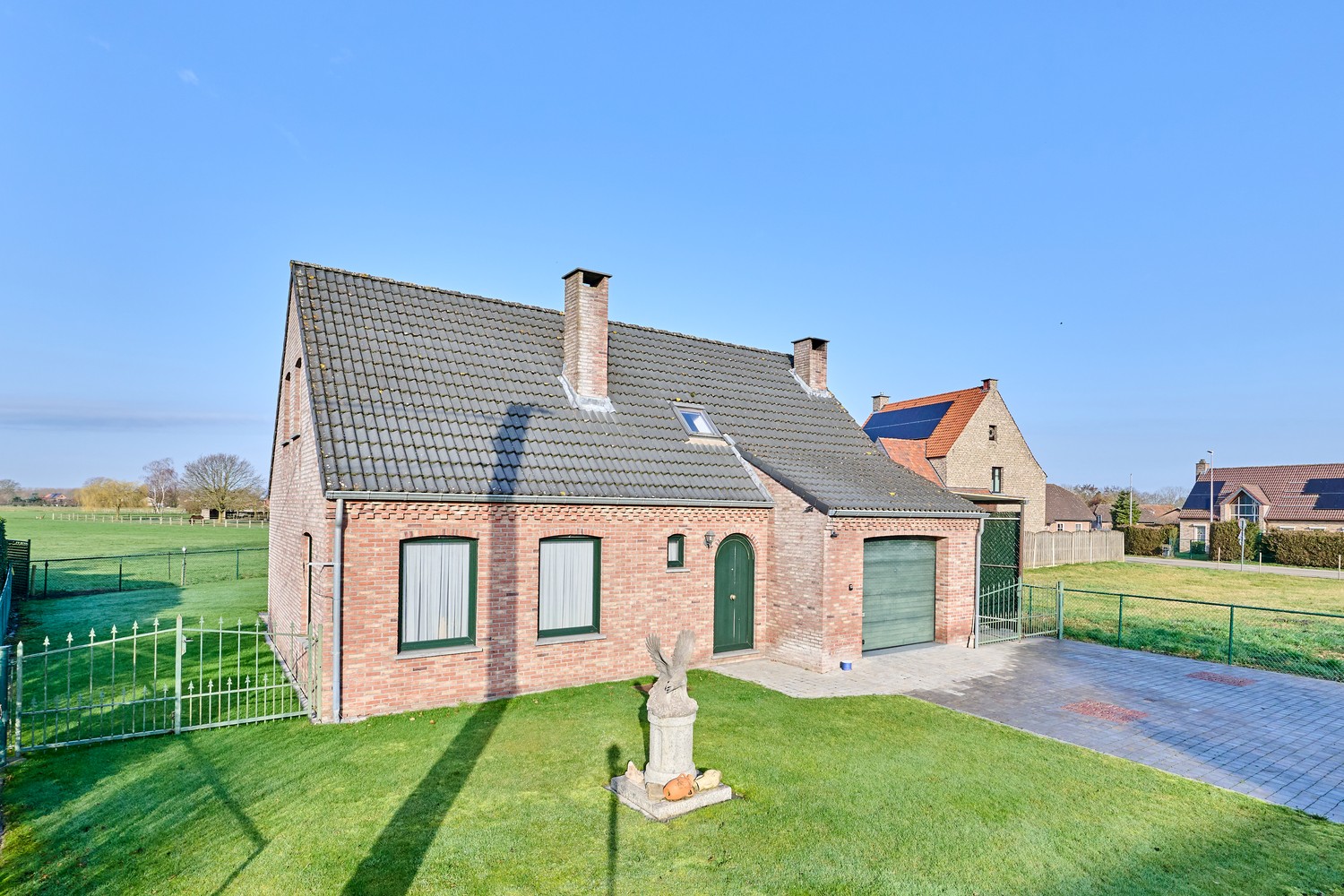 Charmante landelijk gelegen eengezinswoning volledig onderkeldert en ruime vrijstaande garage - foto 2