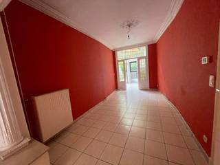 Brugge centrum, ruime gezinswoning met grote living, 3 slaapkamers en stadspatio <br />Overal ramen met dubbel glas, centrale verwarming op aardgas.<br />Omvat:ruime gelijkvloerse verdieping: diepe hal, zitplaats, eetplaats, lichtrijke gezellige ruimte, leuke stadspatio, grote zit-enkookkeuken,toilet.<br />1èVerd:, nachthal, 2 grote slaapkamers en grote badkamer met ligbad, dubbele lavabo en toilet<br />trap naar 2éVerd waar ruime slaapkamer,zolderverdieping. Op te frissen.<br /><br />