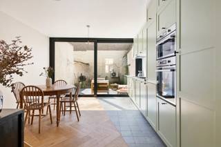 <p>De woning is gelegen in de Vredestraat in het hart van Berchem, een gegeerde en levendige buurt met alle voorzieningen binnen handbereik. Winkels, supermarkten, gezellige horecazaken en scholen bevinden zich op wandelafstand. Bovendien geniet u van een vlotte bereikbaarheid dankzij de nabijheid van station Antwerpen-Berchem, tram- en bushaltes en belangrijke invalswegen. Ook het bruisende centrum van Antwerpen is zowel met de fiets als het openbaar vervoer snel bereikbaar.</p>
<p>Deze recent volledig gerenoveerde en gemeubelde woning combineert hedendaags wooncomfort met de charme van authentieke elementen, die zorgvuldig bewaard zijn gebleven.</p>
<p>Via de inkomhal betreedt u de lichtrijke leefruimte met aansluitend de open, volledig uitgeruste keuken. Vanuit de keuken heeft u rechtstreeks toegang tot de gezellige stadstuin. Op de bovenliggende verdiepingen bevinden zich drie volwaardige slaapkamers, een bureauruimte en een ruime badkamer, uitgerust met zowel een ligbad als een inloopdouche. Daarnaast beschikt de woning over een praktische kelder die extra bergruimte biedt.</p>
<p>De woning wordt volledig gemeubeld verhuurd en is onmiddellijk instapklaar. Ze is beschikbaar vanaf 1 september en wordt verhuurd voor een vaste periode van één jaar.</p>