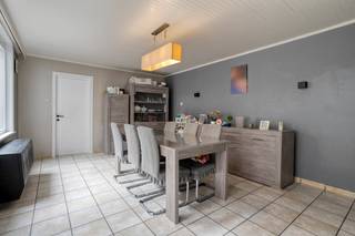 Plan je bezoek en ontdek dit ruime huis boordevol mogelijkheden op een centrale ligging in Izegem!Dankzij de praktische indeling, de ruime kamers en de gezellige houthaard geniet je hier van een aangename woning op een centrale locatie.Het huis is als volgt ingedeeld:Gelijkvloers:- Inkomhal met polyvalente ruimte, ideaal als bureau of hobbyruimte- Gezellige leefruimte met sfeervolle houthaard- Volledig uitgeruste keuken - Praktische berging met aansluiting voor wasmachine- Grote aparte berging met extra opbergruimte- Kelder1ste verdieping:- 3 volwaardige slaapkamers- Ruime badkamer met toilet, douche en bad2de verdieping:- Ruime zolderverdieping bereikbaar via een vaste trapBuiten:- Gezellige koer/tuin - GarageTroeven van dit huis:- Ruime en praktische indeling- Veel potentieel- Ideaal voor gezinnen of wie extra ruimte zoekt- Grote berging en extra zolderruimte- Centrale ligging te Izegem met vlotte verbinding nabij winkels, scholen en invalswegenBen je op zoek naar een ruim huis met ruimte, gezelligheid en heel wat mogelijkheden? Dan is dit huis zeker een bezoek waard. Contacteer ons vandaag nog voor een bezoek!Dit pand is onderworpen aan de renovatieverplichting van de Vlaamse overheid voor residentiële gebouwen (behoudens bij sloop binnen 5 jaar na de aankoop). Consulteer voor meer informatie de website van het Vlaams Energie- en Klimaatagentschap via https://www.vlaanderen.be/een-woning-kopen/renovatieverplichting-voor-residentiele-gebouwenBestuursmaatregelen in het maatregelenregister: nee