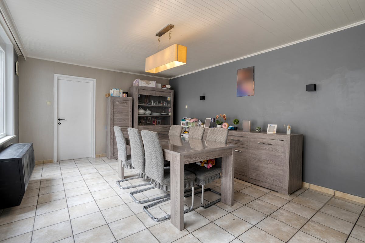 Een ruim huis vol potentieel te koop in Izegem - foto 1