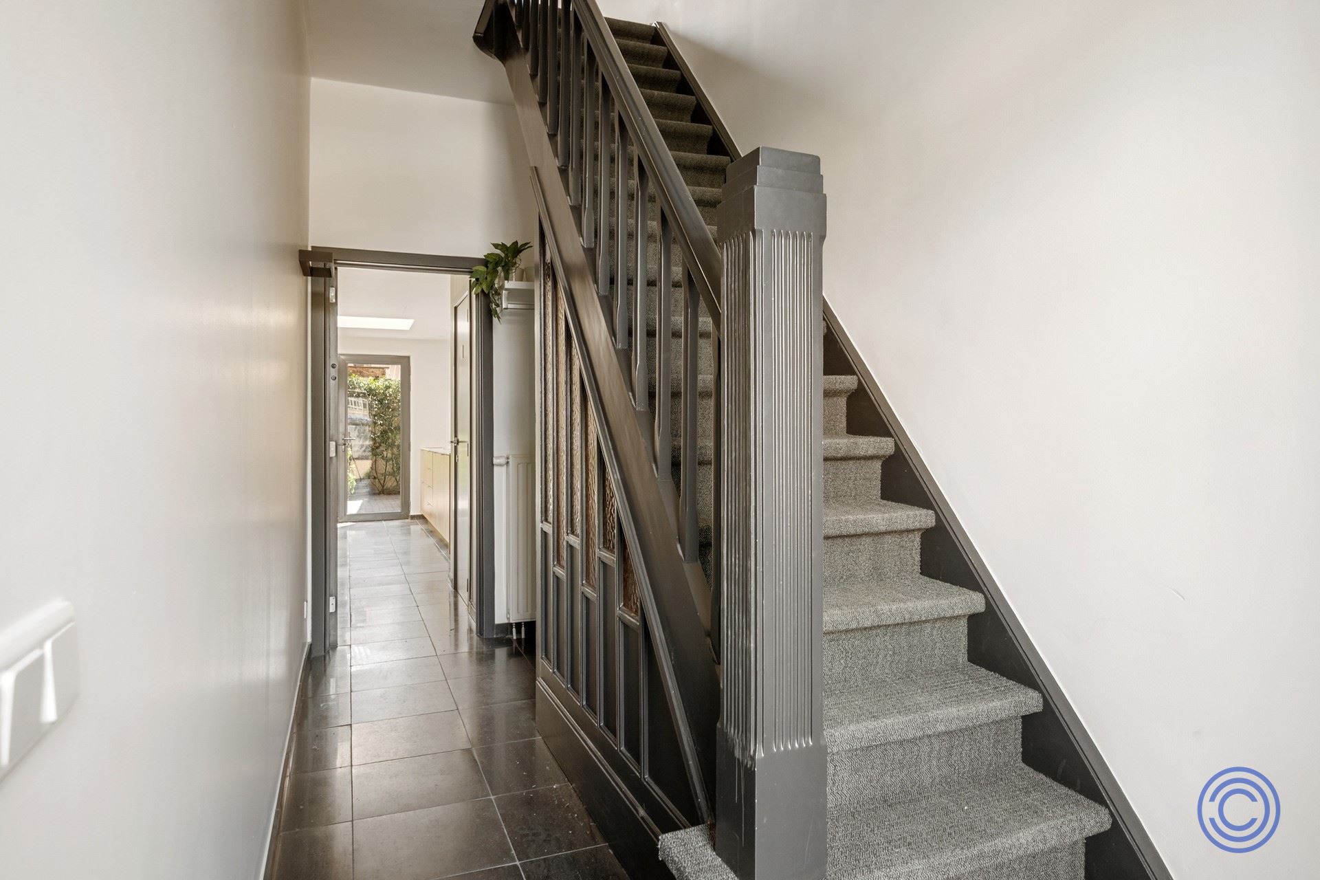 Stately townhouse with solar panels, 3 spacious bedrooms, a city garden, and a spacious driveway with a charging station! - photo 5