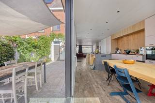 Deze verrassend ruime gezinswoning in Ieper combineert comfort, licht en praktische indeling. De woning werd grondig gerenoveerd in 2020 en beschikt over 199 m² bewoonbare oppervlakte op een perceel van 375 m².Bij het binnenkomen is er een verzorgde inkomhal met gastentoilet, ingemaakte vestiairekast en praktische berging met plaats voor fietsen, voorraad en technieken. De lichtrijke leefruimte vormt het hart van de woning, met grote glaspartijen, een mooie verbinding met terras en tuin en een vernieuwde keuken met veel kastruimte.Op de eerste verdieping bevinden zich twee ruime slaapkamers waarvan één momenteel als bureau wordt gebruikt. Verder is er een badkamer met bad, douche en dubbele wastafel met een afzonderlijk toilet. Op de bovenste verdieping liggen nog twee volwaardige slaapkamers van elk 14 m², met ingemaakte kasten in de kamers en gangen.Extra troeven zijn de ruime kelder met verschillende compartimenten, de zolderberging, conforme elektriciteit, verwarming op gas, dubbele/driedubbele PVC-beglazing en een vernieuwd dak uit 2010.Buiten geniet u van een zuidgerichte tuin van ongeveer 200 m² en een terras van circa 25 m². De ligging is bijzonder praktisch: op ongeveer 200 m van het station, 1 km van de Grote Markt en dicht bij winkels, scholen en voorzieningen.Een comfortabele gezinswoning met veel ruimte, licht en opslagmogelijkheden op een aantrekkelijke locatie.De algemene voorwaarden van Dewaele DIY kunt u steeds raadplegen via dewaele.com.Bestuursmaatregelen in het maatregelenregister: nee