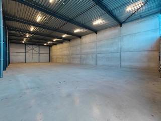 Are you looking for a strategically located, modern space for storage or production? This high-quality 573 m² SME unit is located in the outer port of Ostend and offers exceptional accessibility. Both the port itself and the industrial zones of Zandvoorde are easily accessible, and the driveway to the A10 motorway is less than 5 minutes' drive away.Properties and specifications of the property:A total area of 573 m² with an impressive free height of 7.3 metres and plenty of natural light thanks to the polycarbonate wall.Equipped with an automatic sectional door (4 m x 4.40 m) and a separate, representative entrance door with glass.Durable and sturdy polyconcrete floor, fully insulated warehouse.Includes 3 reserved parking spaces right outside the door.Practical &amp; financial info:Availability: Immediately available for use.Utilities: Individual counters for water and electricity (fully self-contained consumption).Rental deposit: Standard of 3 months rent.Interested or planning a visit quickly? Get in touch with us today!