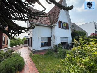 STATIGE TE RENOVEREN WONING MET 3 SLAAPKAMERS, GARAGE EN TUINRichtprijs 225.000 euroDeze zeer mooie statige te renoveren woning is zeer goed gelegen...