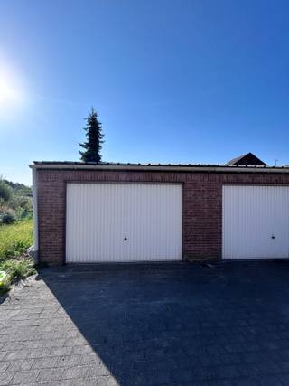 <p>Gelegen aan de Haltestraat nabij het station van Begijnendijk, biedt dit charmante halfopen huis een unieke kans voor wie op zoek is naar een ruime en veelzijdige woonomgeving. De drie slaapkamers bieden voldoende mogelijkheden voor persoonlijke inrichting en creëren de ideale plek om tot rust te komen na een drukke dag. </p>
<p>De woning beschikt over een handige garage voor extra opslag. Daarnaast wordt de tuin gedeeld met de buren en is er een gemeenschappelijke oprit. <br /><br />Interesse? Mail ons op vastgoed@gysemansgroep.be.<br /> </p>