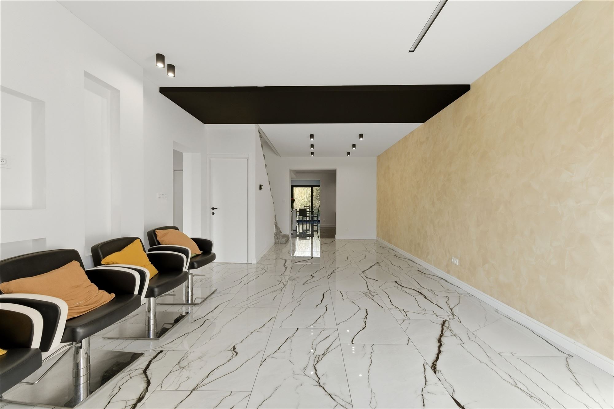 Halfopen bebouwing met 3 kamers, staanplaats, kelder en tuin - foto 2