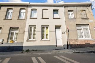Niet ver van het centrum dichtbij alle faciliteiten van de stad staat deze instapklare woning met 4 slaapkamers te koop.<br />Het heeft een EPC D, de elektriciteit werd vernieuwd en is conform, er zijn nieuwe ramen met rolluiken beneden en nieuwe deuren. Het dak is in een goede staat.<br />Het bescheiden KI is 290 €<br /><br />Indeling gelijkvloers:<br />Inkomhal, eerste salon, tweede salon, keuken, kleine badkamer met douche en toilet en koertje.<br />Eerste verdieping:<br />Twee slaapkamers en een tweede badkamer met bad, lavabo en toilet. <br />Tweede verdieping:<br />2 slaapkamers.<br /><br />Voor een bezoek van dit gezellig huisje<br />Neem contact op met Fabienne 0475/34.00.40<br />Wij helpen u graag verder.