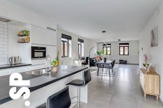 <br />Recent duplex appartement met 2 slaapkamers en zonnig terras.<br /><br />Op zoek naar een appartement op wandelafstand van het centrum, openbaar vervoer, scholen en andere voorzieningen? Ontdek dit recent duplex appartement met twee slaapkamers en een zonnig terras.<br /><br />Indeling:<br />Men komt binnen in de inkomhal met vestiaire en toegang tot het gastentoilet. Van hieruit komt men in de ruime en lichtrijke woonkamer, die overloopt naar de eethoek en de moderne open keuken (kookplaat, koelkast, afzuigkap, combioven, spoeltafel en keukeneiland met plaats voor barkrukken). Verder beschikt het appartement over een praktische berging.<br /><br />Op de bovenverdieping bevindt zich de nachthal met toegang tot 2 slaapkamers en de volledig betegelde badkamer (ligbad met douchefunctie en badkamermeubel met dubbele wastafel).<br /><br />Verder beschikt het appartement nog over een zonnig terras van 28 m² dat bereikbaar is via de leefruimte. Het terras beschikt tevens over een zonneluifel, waardoor er tijdens warme dagen voldoende schaduw kan worden gecreëerd.<br /><br />Troeven van dit appartement:<br />- Centrale ligging op wandelafstand van het centrum, openbaar vervoer, scholen en andere voorzieningen<br />- Vlotte verbinding met de omliggende gemeenten en autosnelweg via de zuiderring<br />- 2 slaapkamers<br />- Zonnig terras van 28 m², zuidwest georiënteerd<br />- EPC-label A (79 kWh/m²)<br />- 5 privatieve zonnepalen aanwezig <br />- Elektrische installatie conform<br />- Geen gemeenschappelijke kosten<br />- Volledig private inkom, voor extra privacy en comfort<br /><br />Voor meer informatie of een bezoek ter plaatse, kan u contact opnemen met IMMO SP via 014 59 10 20 of mailen naar info@immosp.be. Benieuwd naar de waarde van uw eigen woning? Vraag vrijblijvend een gratis verkoopanalyse aan – wij helpen u graag verder!