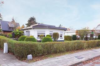 Op de hoek van de Oudstrijderslei en de Kapelsesteenweg staat deze modernistische bungalow. Een zeer fijne vrijstaande villa met rondom een mooie tuin. Veel lichtinval in de gehele villa. U komt binnen in een ruime inkom, met aansluitend een multifunctionele ruimte, die toegang geeft tot een ruime living met eetkamer. Een mooie vernieuwde keuken met alle benodigde apparatuur. Er zijn 2 ruime slaapkamers. De master bedroom heeft een badkamer met ligbad, lavabo en toilet. Toegang tot een hal met bergruimte/wasruimte. Deze ruimte was de derde slaapkamer. Hier ook een toilet met ruime douche en lavabo. Aan de woning is een ruime garage. <br />Kortom een mooie villa op TOPlocatie, zeker een bezoek waard! <br /><br />EPC label is E, asbestveilig, elektrische keuring AREI conform. <br />Interesse in een bezoekje, mail dan naar info@domus-immobilien of bel Chantal 0468/156151
