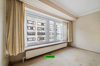 Hoewel dit ruim éénslaapkamerappartement een grondige opfrisbeurt kan gebruiken, geniet het tal van troeven. <br /><br />Zo heeft u in de nabije omgeving tal van winkels alsook bereikt u het centrum en het strand in een mum van tijd. Het pand beschikt daarenboven over een lichtrijke leefkamer met aansluitend de keuken. Hierdoor kunt u vlot een mooi open geheel creëren. <br /><br />Achterin is er één zeer ruime slaapkamer, dewelke toegang heeft tot een terras met berging. <br /><br />De badkamer is uitgerust met een lavabo en douchecabine. Het toilet is apart. <br /><br />Tot slot is er nog een handige berging in het appartement alsook een privatieve kelder in het gebouw. <br /><br />Bent u op zoek naar een interessante investering of uitvalsbasis aan zee? Aarzel dan niet en neem contact op voor meer info of een afspraak! <br /><br />