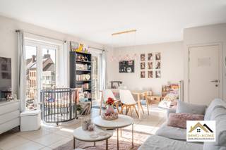 Ben je op zoek naar een duplex dakappartement vlakbij het centrum van Lokeren ? Dan is dit allicht je kans ! Via zowel lift als trap kom je tot in je eigen inkomhal (met gastentoilet en berging) op de tweede verdieping van het gebouw. Deze brengt je verder tot in de zeer lichtrijke leefruimte, waar je uitkijkt op een karaktervolle stadsomgeving. De aanpalende keuken is handig ingericht, met veel opbergkasten en een hoekwerkblad. Langs deze weg bereik je via een schuifraam ook het heel leuke dakterras, waar je kan genieten van de rust en de stadsomgeving. Op de bovenste verdieping van het pand vinden we twee mooie slaapkamers en een bureelruimte/dressing terug, en uiteraard ook de ruime badkamer met een dubbele lavabo en douche. Ook het tweede toilet bevindt zich hier. Op de overloop is er ruimte voor extra opbergkasten. Bij het appartement hoort tevens een beveiligde berging op het gelijkvloers. Bezoekdag: 01/08: Inschrijven via mail naar stefan@immo-home.be, geen telefonische inschrijvingen! Volg ons op Fb en Insta. Voor meer info: www.immo-home.be. GRATIS SCHATTING & GRATIS FINANCIEEL ADVIES