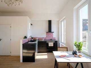 Deze volledig gerenoveerde studio bevindt zich in de Lucas de Heerestraat, een centrale en gegeerde ligging in Gent. Dankzij de vlotte bereikbaarheid en de nabijheid van het stadscentrum, openbaar vervoer, winkels en verschillende onderwijsinstellingen vormt deze studio een ideale uitvalsbasis voor studenten, starters of een interessante investering. <br /><br />De studio is gelegen op het gelijkvloers en werd volledig nieuw gerenoveerd. De studio beschikt over een moderne keuken, uitgerust met een vaatwasmachine, koelkast en inductiekookplaat. Daarnaast is er een aparte privatieve badkamer met douche en lavabo. Een absolute troef van deze studio is het ruime terras van maar liefst 10 m². Deze aangename buitenruimte biedt volop mogelijkheden om in alle rust te genieten van het buitenleven.<br /><br />Als extra troef beschikt het gebouw over een gemeenschappelijke garage voor fietsen en vuilnisbakken. <br /><br />Dankzij de volledige renovatie, het uitstekende EPC-label A en de centrale ligging is deze studio een interessante opportuniteit voor wie op zoek is naar een instapklare woonoplossing of een investering in Gent.<br /><br />Zeer geschikt voor: studenten, starters, ouders met studerende kinderen en investeerders.<br /><br />De weergegeven foto's zijn referentiefoto's. <br /><br />Voor meer informatie of een bezoek, contacteer Jarno via 0473 28 42 26 of via info@vicusvastgoed.be.