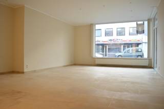 Ruim en lichtrijk 2 slaapkamer appartement pal in het centrum van Gullegem. Alle moderne voorzieningen aanwezig zoals CV op aardgas, dubbelglas, badkamer met douche, verzorgde open keuken en een heel ruime leefruimte. <br /><br />Een totaal oppervlak van 100m² met slaapkamers van 10 en 13m².<br /><br />Beschikbaarheid: 01/05/2026<br />Adres: Bissegemstraat 21, Gullegem<br />Huurprijs: 595 EUR/maand<br />Onze referentie: DEV4985