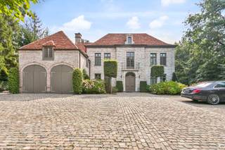 GELIJKVLOERSInkomhal 23m² op natuursteen voorzien van gastentoilet met handenwasser en ingebouwde vestiaire kast.Via een smeedijzeren deur krijgt u...